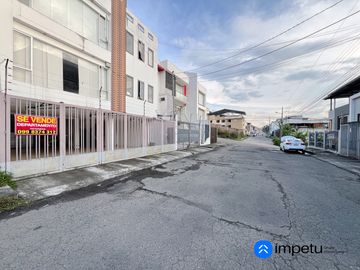 Departamento amplio con patio en venta en el Pucará