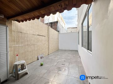Departamento amplio con patio en venta en el Pucará