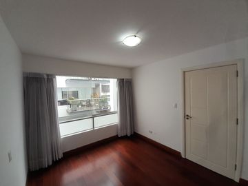 SE VENDE AMPLIO Y ACOGEDOR DEPARTAMENTO EN SANTIAGO DE SURCO