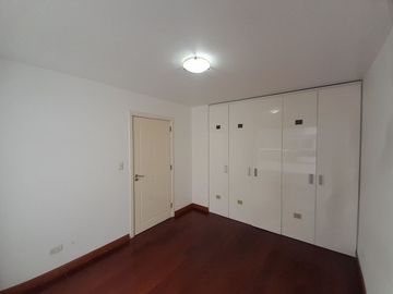 SE VENDE AMPLIO Y ACOGEDOR DEPARTAMENTO EN SANTIAGO DE SURCO