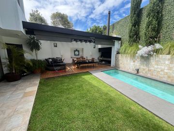CASA DE VENTA DE CUATRO DORMITORIOS EN CUMBAYÁ SECTOR RESERVORIO