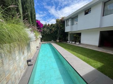 CASA DE VENTA DE CUATRO DORMITORIOS EN CUMBAYÁ SECTOR RESERVORIO