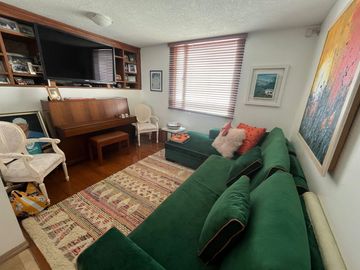 CASA DE VENTA DE CUATRO DORMITORIOS EN CUMBAYÁ SECTOR RESERVORIO