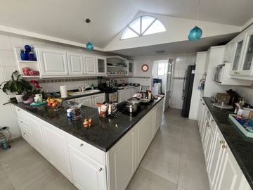 CASA DE VENTA DE CUATRO DORMITORIOS EN CUMBAYÁ SECTOR RESERVORIO