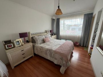 CASA DE VENTA DE CUATRO DORMITORIOS EN CUMBAYÁ SECTOR RESERVORIO