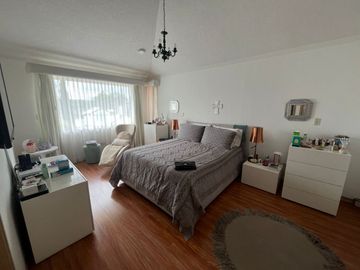 CASA DE VENTA DE CUATRO DORMITORIOS EN CUMBAYÁ SECTOR RESERVORIO