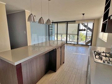 🌟 ¡Exclusivo Penthouse Tríplex con Terraza Panorámica, Jacuzzi y Home Office en Álvaro Casanova, Peñalolén! 🏡✨