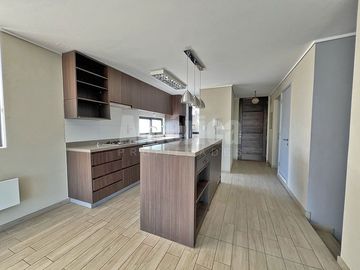 🌟 ¡Exclusivo Penthouse Tríplex con Terraza Panorámica, Jacuzzi y Home Office en Álvaro Casanova, Peñalolén! 🏡✨