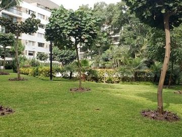 SE ALQUILA ESPECTACULAR FLAT AMOBLADO O SEMIAMOBLADO EN PRIMER PISO DE 3 DORMITORIOS MAS SERVICIOS. CERCA A UPC , EMBAJADA EE.UU. AV.