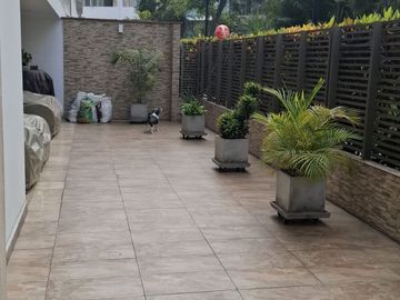SE ALQUILA ESPECTACULAR FLAT AMOBLADO O SEMIAMOBLADO EN PRIMER PISO DE 3 DORMITORIOS MAS SERVICIOS. CERCA A UPC , EMBAJADA EE.UU. AV.