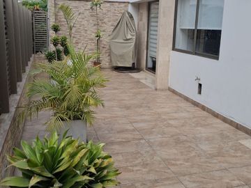 SE ALQUILA ESPECTACULAR FLAT AMOBLADO O SEMIAMOBLADO EN PRIMER PISO DE 3 DORMITORIOS MAS SERVICIOS. CERCA A UPC , EMBAJADA EE.UU. AV.