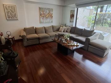 SE ALQUILA ESPECTACULAR FLAT AMOBLADO O SEMIAMOBLADO EN PRIMER PISO DE 3 DORMITORIOS MAS SERVICIOS. CERCA A UPC , EMBAJADA EE.UU. AV.
