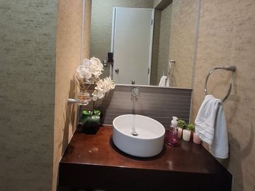 SE ALQUILA ESPECTACULAR FLAT AMOBLADO O SEMIAMOBLADO EN PRIMER PISO DE 3 DORMITORIOS MAS SERVICIOS. CERCA A UPC , EMBAJADA EE.UU. AV.