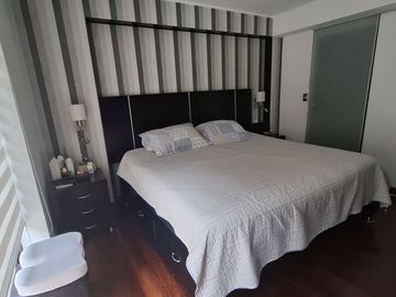 SE ALQUILA ESPECTACULAR FLAT AMOBLADO O SEMIAMOBLADO EN PRIMER PISO DE 3 DORMITORIOS MAS SERVICIOS. CERCA A UPC , EMBAJADA EE.UU. AV.