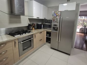 SE ALQUILA ESPECTACULAR FLAT AMOBLADO O SEMIAMOBLADO EN PRIMER PISO DE 3 DORMITORIOS MAS SERVICIOS. CERCA A UPC , EMBAJADA EE.UU. AV.