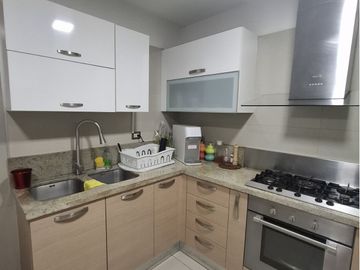SE ALQUILA ESPECTACULAR FLAT AMOBLADO O SEMIAMOBLADO EN PRIMER PISO DE 3 DORMITORIOS MAS SERVICIOS. CERCA A UPC , EMBAJADA EE.UU. AV.