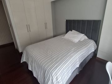 SE ALQUILA ESPECTACULAR FLAT AMOBLADO O SEMIAMOBLADO EN PRIMER PISO DE 3 DORMITORIOS MAS SERVICIOS. CERCA A UPC , EMBAJADA EE.UU. AV.