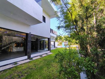 VENTA CASA DE ENSUEÑO CON VISTA PANORAMICA EN VISTA REAL CON SALA DE CINE, SALON DE EVENTOS, BAR Y CAVA