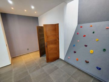 VENTA CASA DE ENSUEÑO CON VISTA PANORAMICA EN VISTA REAL CON SALA DE CINE, SALON DE EVENTOS, BAR Y CAVA