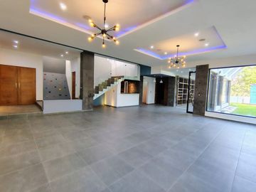 VENTA CASA DE ENSUEÑO CON VISTA PANORAMICA EN VISTA REAL CON SALA DE CINE, SALON DE EVENTOS, BAR Y CAVA