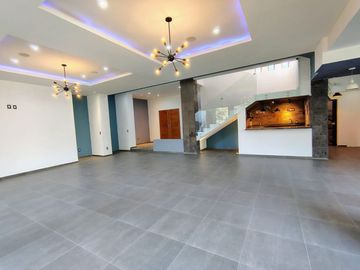 VENTA CASA DE ENSUEÑO CON VISTA PANORAMICA EN VISTA REAL CON SALA DE CINE, SALON DE EVENTOS, BAR Y CAVA