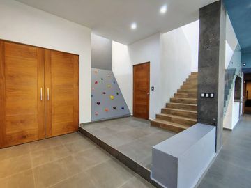 VENTA CASA DE ENSUEÑO CON VISTA PANORAMICA EN VISTA REAL CON SALA DE CINE, SALON DE EVENTOS, BAR Y CAVA