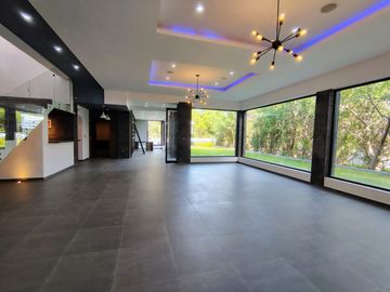 VENTA CASA DE ENSUEÑO CON VISTA PANORAMICA EN VISTA REAL CON SALA DE CINE, SALON DE EVENTOS, BAR Y CAVA