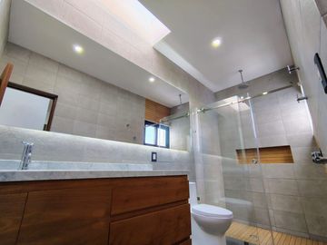 VENTA CASA DE ENSUEÑO CON VISTA PANORAMICA EN VISTA REAL CON SALA DE CINE, SALON DE EVENTOS, BAR Y CAVA