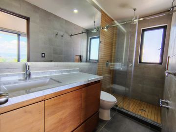 VENTA CASA DE ENSUEÑO CON VISTA PANORAMICA EN VISTA REAL CON SALA DE CINE, SALON DE EVENTOS, BAR Y CAVA