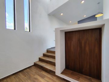 VENTA CASA DE ENSUEÑO CON VISTA PANORAMICA EN VISTA REAL CON SALA DE CINE, SALON DE EVENTOS, BAR Y CAVA