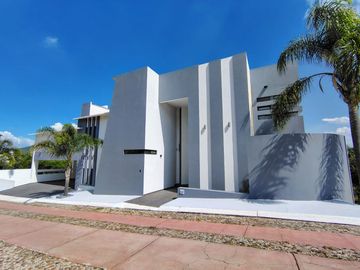 VENTA CASA DE ENSUEÑO CON VISTA PANORAMICA EN VISTA REAL CON SALA DE CINE, SALON DE EVENTOS, BAR Y CAVA