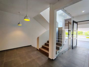 VENTA CASA DE ENSUEÑO CON VISTA PANORAMICA EN VISTA REAL CON SALA DE CINE, SALON DE EVENTOS, BAR Y CAVA