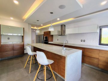 VENTA CASA DE ENSUEÑO CON VISTA PANORAMICA EN VISTA REAL CON SALA DE CINE, SALON DE EVENTOS, BAR Y CAVA