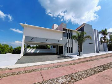 VENTA CASA DE ENSUEÑO CON VISTA PANORAMICA EN VISTA REAL CON SALA DE CINE, SALON DE EVENTOS, BAR Y CAVA