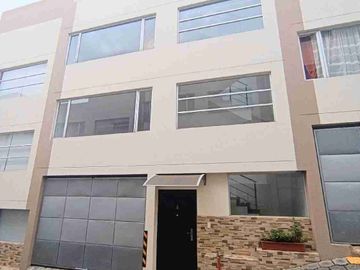 CASA EN VENTA EN CONJUNTO PRIVADO NORTE DE QUITO