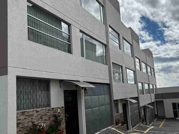 CASA EN VENTA EN CONJUNTO PRIVADO NORTE DE QUITO
