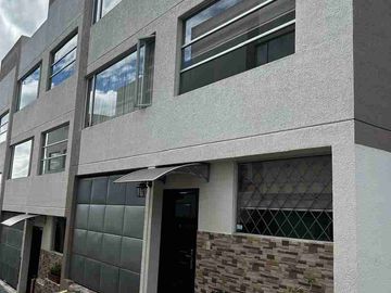 CASA EN VENTA EN CONJUNTO PRIVADO NORTE DE QUITO