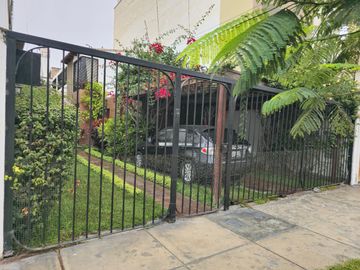 Ambientes amplios y cálidos para disfrutar en familia Casa estilo Rustico en Surco cerca Benavides el trigal