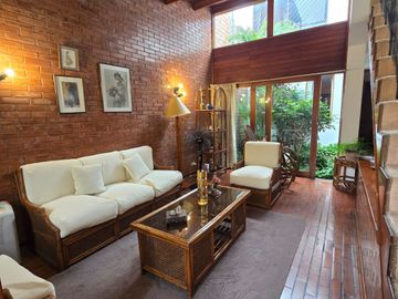 Ambientes amplios y cálidos para disfrutar en familia Casa estilo Rustico en Surco cerca Benavides el trigal
