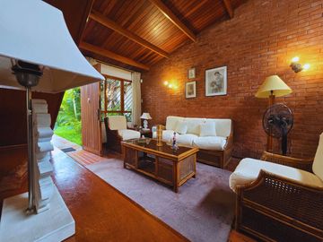 Ambientes amplios y cálidos para disfrutar en familia Casa estilo Rustico en Surco cerca Benavides el trigal