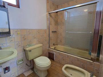 Ambientes amplios y cálidos para disfrutar en familia Casa estilo Rustico en Surco cerca Benavides el trigal