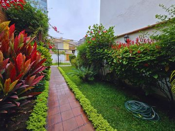 Ambientes amplios y cálidos para disfrutar en familia Casa estilo Rustico en Surco cerca Benavides el trigal