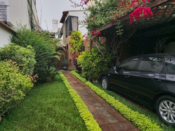 Ambientes amplios y cálidos para disfrutar en familia Casa estilo Rustico en Surco cerca Benavides el trigal
