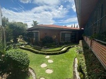VENTA DE RESIDENCIA ESTILO MEXICANO DE UN SOLO NIVEL EN FRACCIONAMIENTO ZONA ZAVALETA, MÉXICO