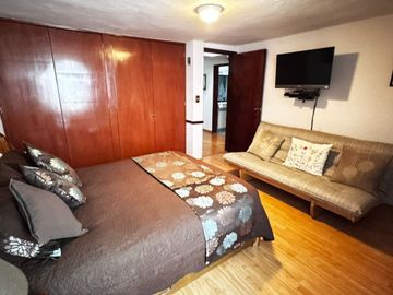 Casa Familiar en Calle Cerrada – ¡Privacidad y Conectividad!