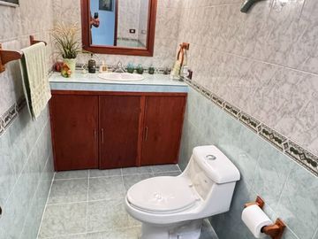 Casa Familiar en Calle Cerrada – ¡Privacidad y Conectividad!