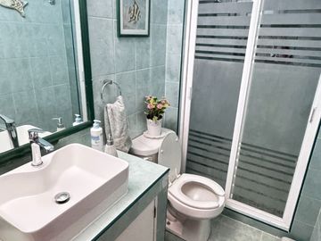 Casa Familiar en Calle Cerrada – ¡Privacidad y Conectividad!