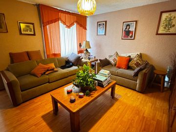 Casa Familiar en Calle Cerrada – ¡Privacidad y Conectividad!