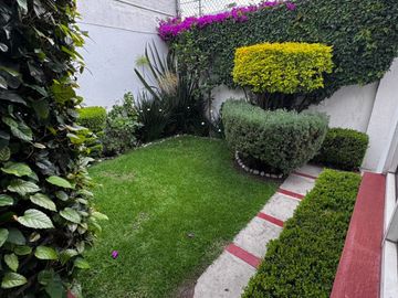 Casa Familiar en Calle Cerrada – ¡Privacidad y Conectividad!