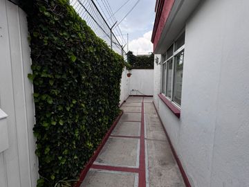 Casa Familiar en Calle Cerrada – ¡Privacidad y Conectividad!